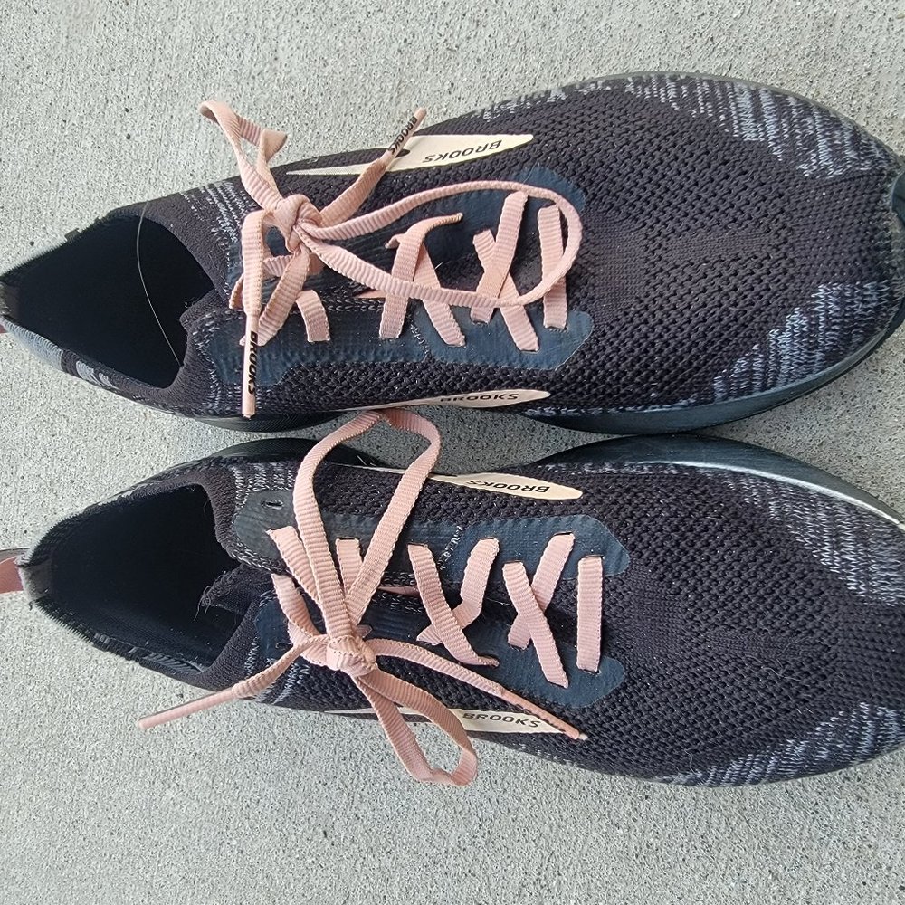 Brooks levitate size 9